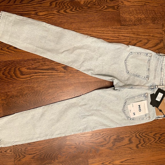 Rag & Bone Rosa Mid Rise boyfriend jeans. - Picture 3 of 5